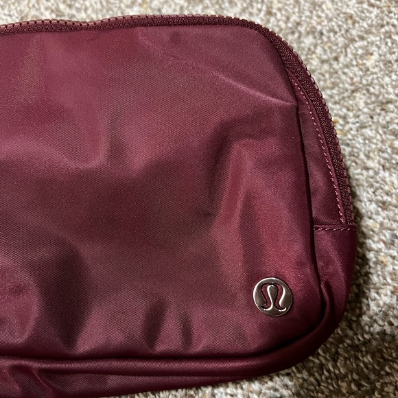 NWT Lululemon Everywhere Belt Bag Large “Red Merlot” - Picture 4 of 11
